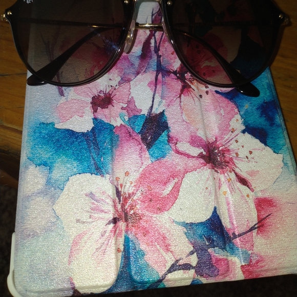 Like New Ray Ban Sunglasses - Picture 3 of 5